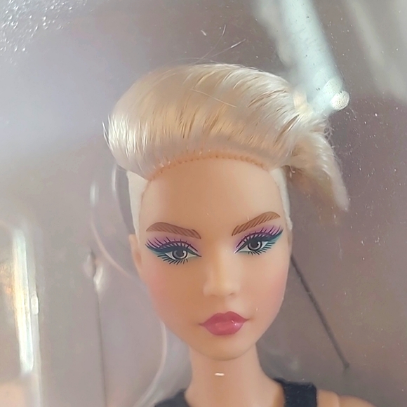 NIB - Barbie Signature Looks Model #8 Doll, Platinum Hair - Picture 3 of 6